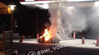 В Воронеже на заправке на улице Остужева сгорел автомобиль