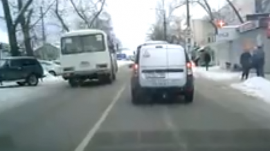В Воронеже водителя автобуса оштрафовали за выезд на встречку