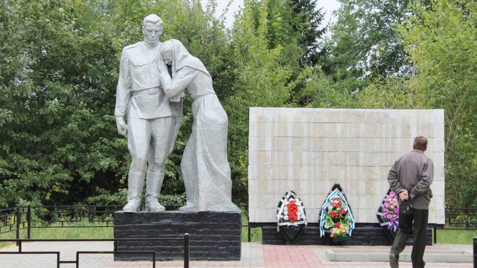 В таловском селе активисты отреставрировали мемориал «Скорбящая мать»