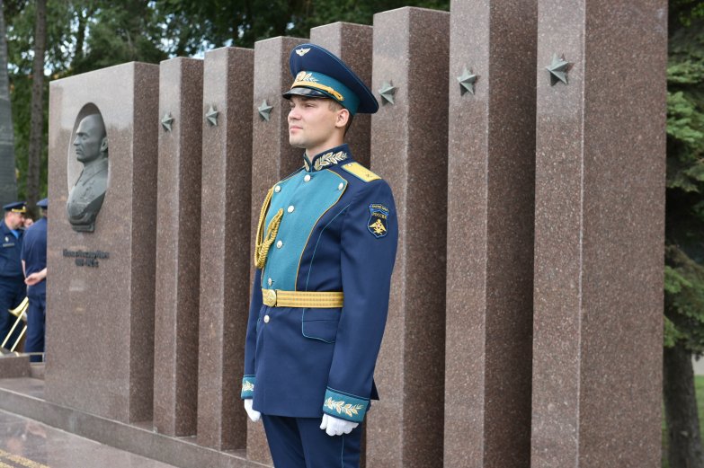 Чрезвычайный и Полномочный Посол Республики Беларусь в РФ Александр Рогожник, возложение