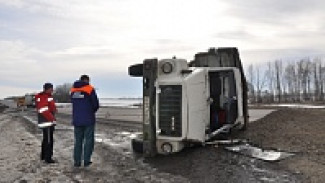 В Павловском районе на трассе М-4 «Дон» у автомобиля «ГАЗ» на ходу оторвались два колеса