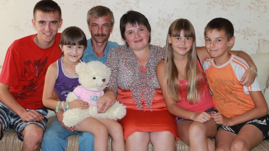 Петропавловский полицейский взял в семью двоих племянников, родители которых погибли в автокатастрофе