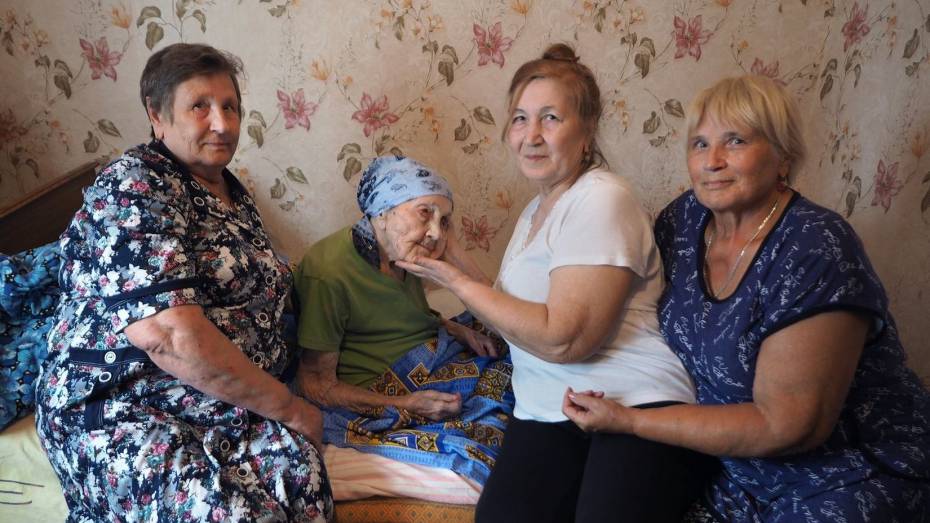 Отдавала последнюю еду раненым солдатам. 100-летие отметила жительница Воронежа Анна Щевелева