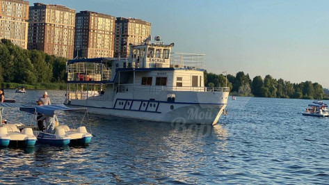 Воронежцев встревожил речной теплоход в акватории парка «Дельфин»: видео