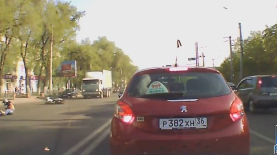 В сети появилось видео ДТП с мотоциклистом на Памятнике Славы в Воронеже
