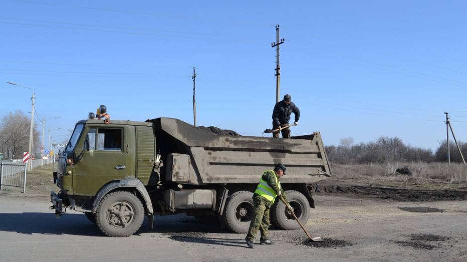В Грибановском районе приступили к ямочному ремонту дорог
