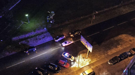 В Воронеже Mercedes протаранил стоящие автомобили и снес забор КДЦ «Северный»