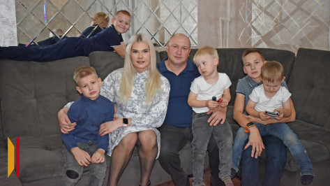 МамАня: как детской медсестре из Лисок удается совмещать работу и воспитание пятерых сыновей