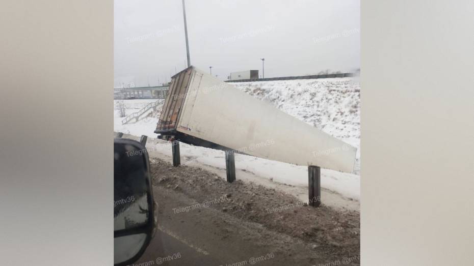 В Воронеже на улице Остужева фура вылетела в кювет