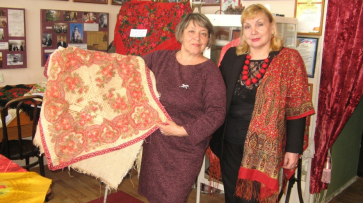 В Рамонском районе открылась выставка платков и шалей