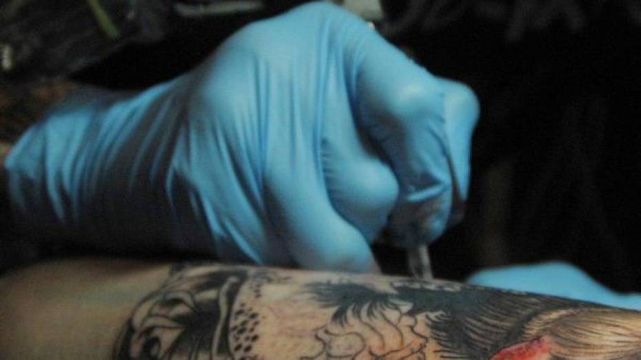 Жителя Воронежской области оштрафовали за татуировку орла с немецким крестом