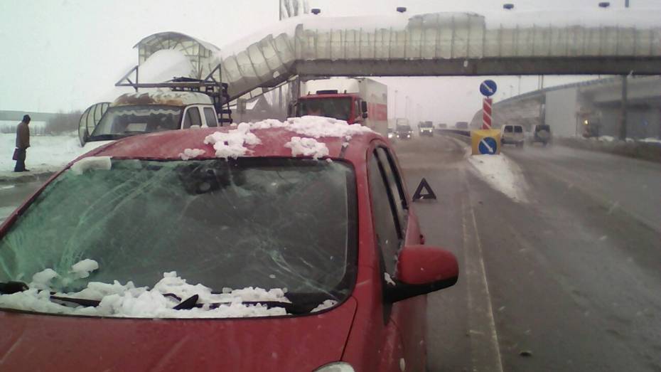 Снежный ком разбил лобовое стекло машины на въезде в Воронеж