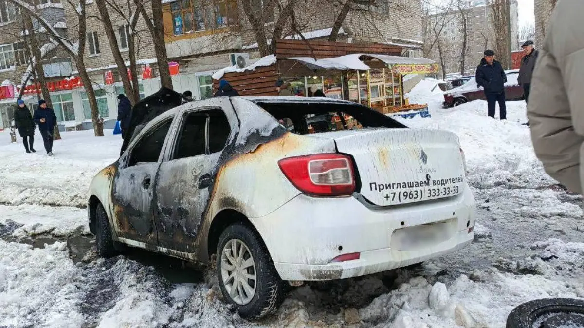 В Воронеже такси застряло в снегу и сгорело