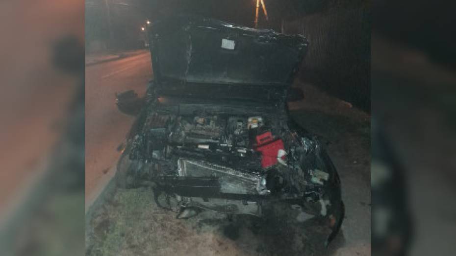 В Воронеже погиб пассажир влетевшего в ограждение дома Daewoo