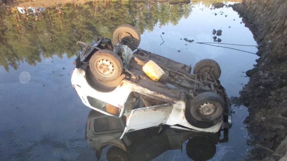 В Таловском районе автомобиль съехал в пруд