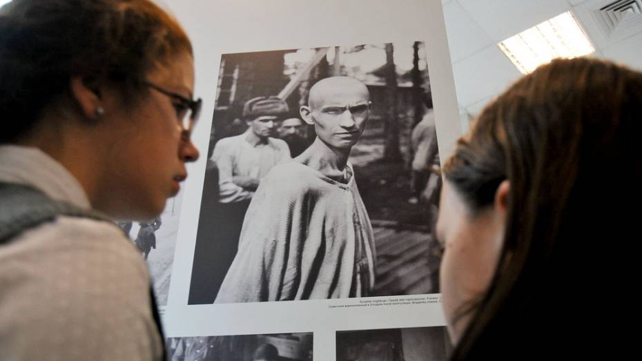Воронежцы увидели фотографии узников фашистских концлагерей