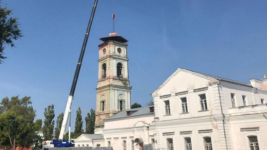 В Павловске на колокольне Преображенского собора установили купол и крест
