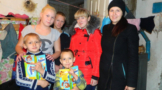 В Семилукском районе сестры милосердия угостили печеньем детей из малообеспеченных семей