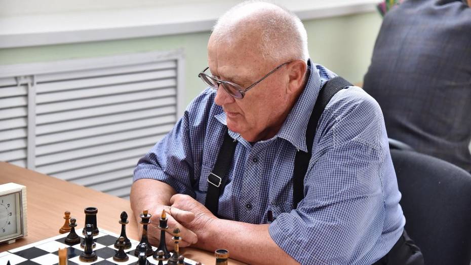 Старейший бутурлиновский шахматист завоевал «золото» межрайонного турнира в Петропавловке