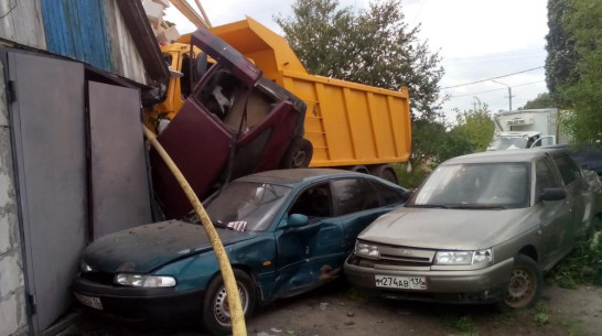 В Борисоглебске МАЗ протаранил 4 автомобиля и врезался в гаражи