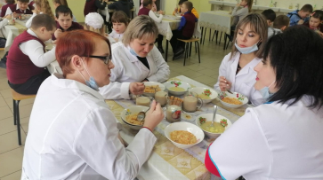 Родители учащихся оценили питание в школьных столовых Воронежской области