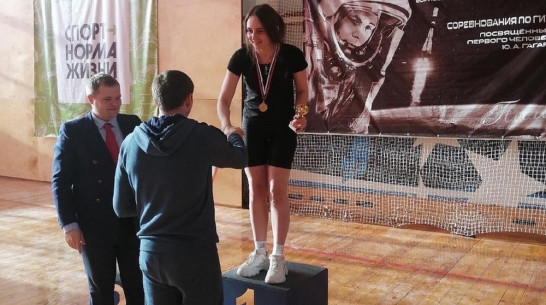 Поворинская спортсменка завоевала «золото» на областных соревнованиях по гиревому спорту