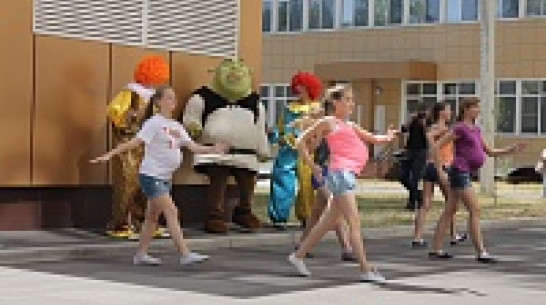 Воронежскую новорожденную проводил из роддома мультяшный театр