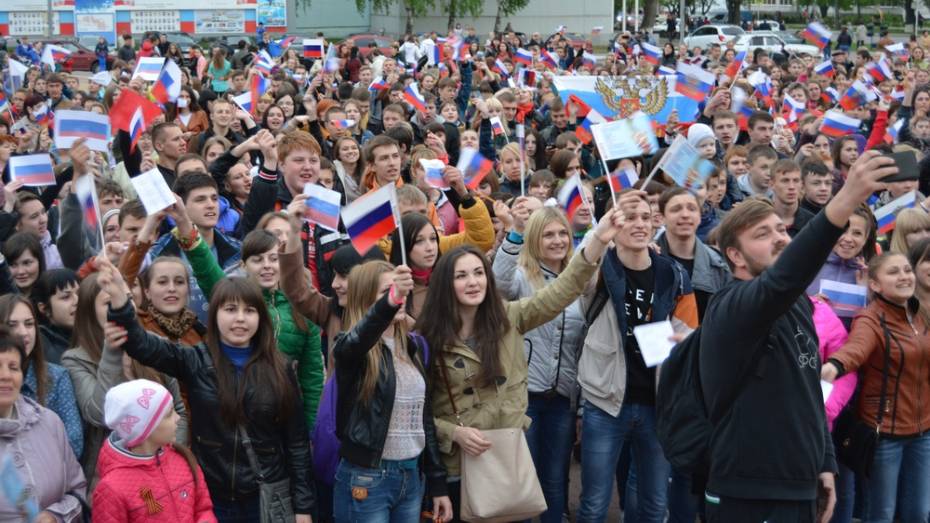 Около 2 тыс россошанцев хором спели «День Победы» 