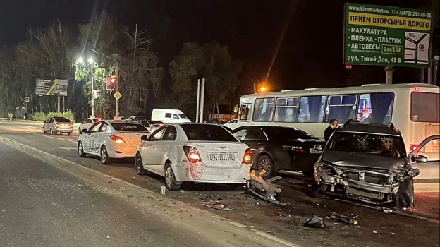 В Воронеже столкнулись 5 автомобилей: есть пострадавший
