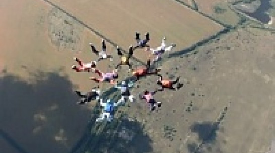 Незнакомка из Воронежа помогла парашютисткам Черноземья поставить рекорд