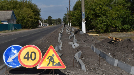 В Петропавловке вдоль дороги регионального значения обустроят тротуар