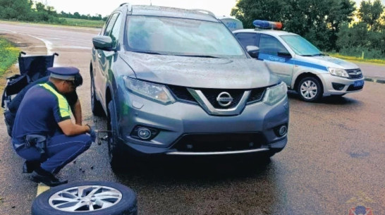 Воронежские полицейские помогли водителю Nissan заменить проколотое колесо