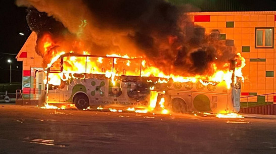 Появилось фото полыхающего рейсового автобуса на воронежской трассе