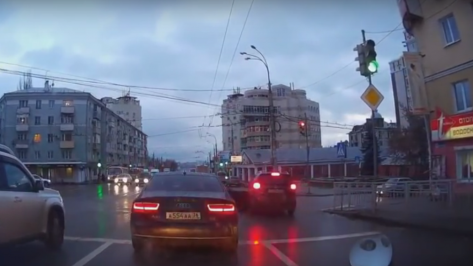 Столкновение Mitsubishi и Daewoo в центре Воронежа попало на видео