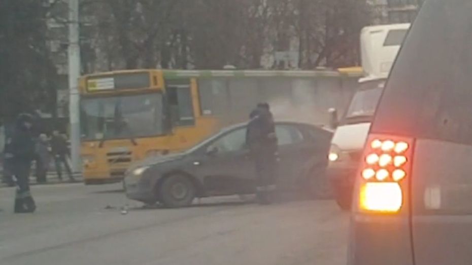 Воронежские водители устроили аварию на глазах гаишников (ВИДЕО)