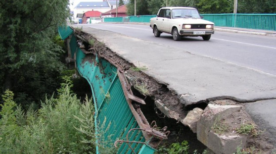 В Бутурлиновке автомобиль с уснувшим за рулем водителем упал с моста