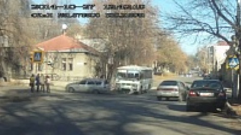 Столкновение маршрутки и «Приоры» в Воронеже попало на ВИДЕО