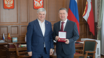 Губернатор поздравил ректора Воронежского государственного лесотехнического университета с юбилеем