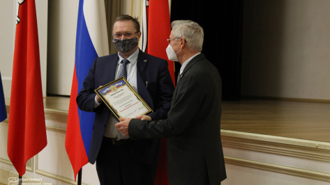 Сертификаты на получение гранта президента вручили 11 воронежским ученым