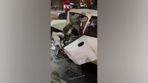 Жуткое ДТП в центре Воронежа, в котором пострадали 2 человека, сняли на видео