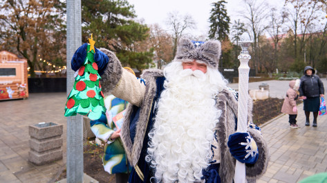 Воронежский дед Мороз передал подарки детям Донбасса