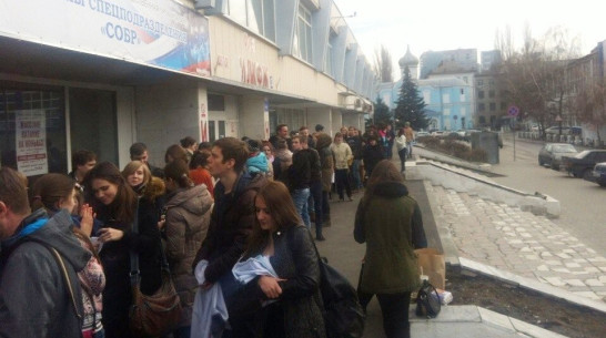 Фанаты 30 Seconds To Mars оккупировали воронежский дворец спорта за 8 часов до концерта