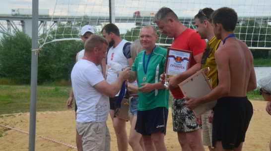 Верхнемамонцы взяли «бронзу» открытого турнира по парковому волейболу