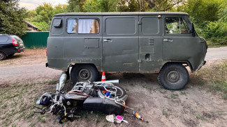 В селе Гороховка Воронежской области школьники на мопеде столкнулись с УАЗом и попали в больницу