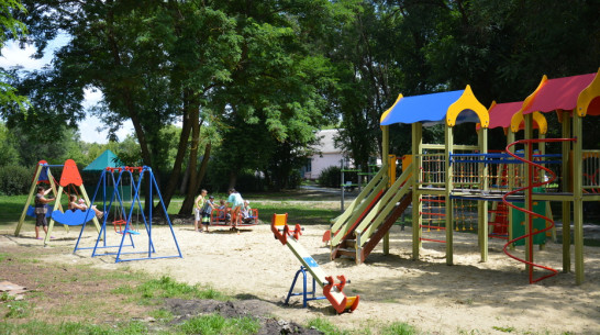 В острогожском селе Болдыревка активисты обустроили детскую спортивную площадку
