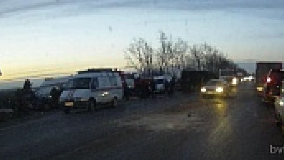 Под Воронежем столкнулись три легковушки: ранены люди