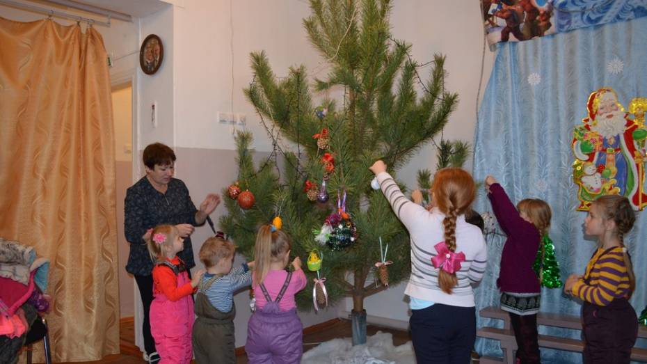 В Петропавловском детском саду впервые украсили елку самодельными игрушками
