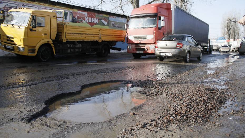 Водитель фуры потребовал от дорожников 277 тыс рублей после ДТП в Воронежской области