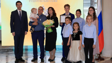 Воронежская многодетная семья получила орден из рук полпреда президента в ЦФО