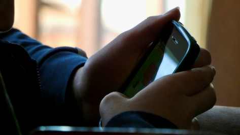 Школьникам запретят пользоваться телефонами на уроках с 1 сентября